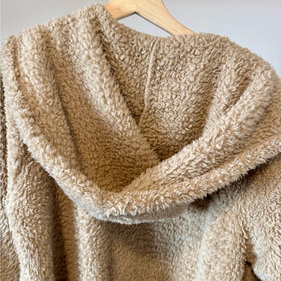 Pottery Barn Tan Sherpa Robe with Hood and Belt OS - Picture 3 of 9